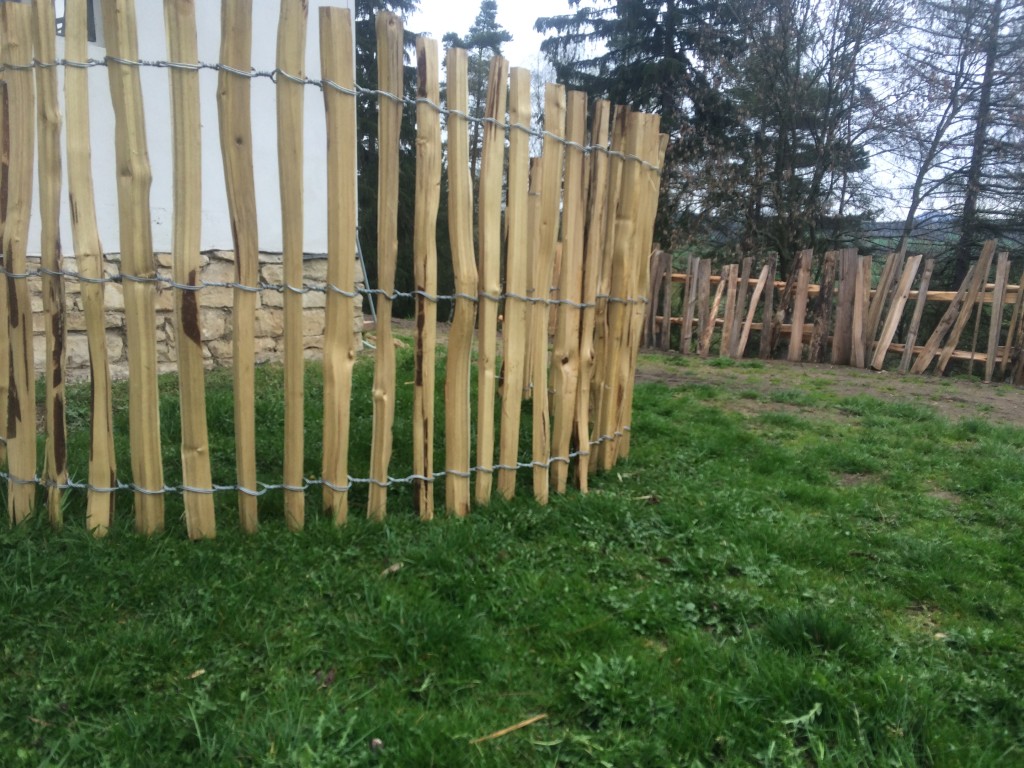 přírodní dřevěný plot z akátu svázaný pozinkovaným drátem