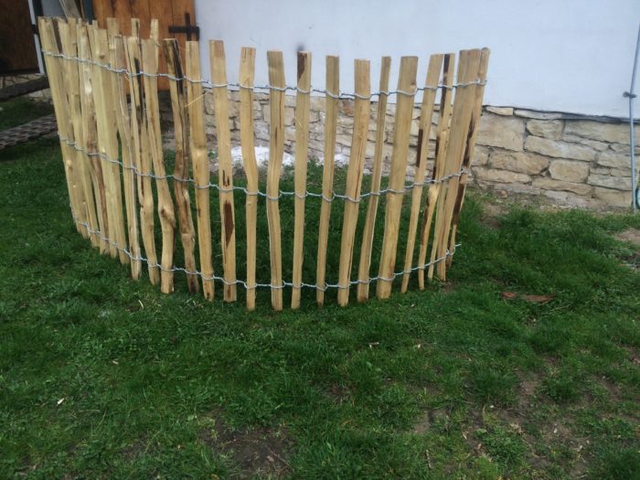 Nízký dřevěný plot o výšce 100 cm